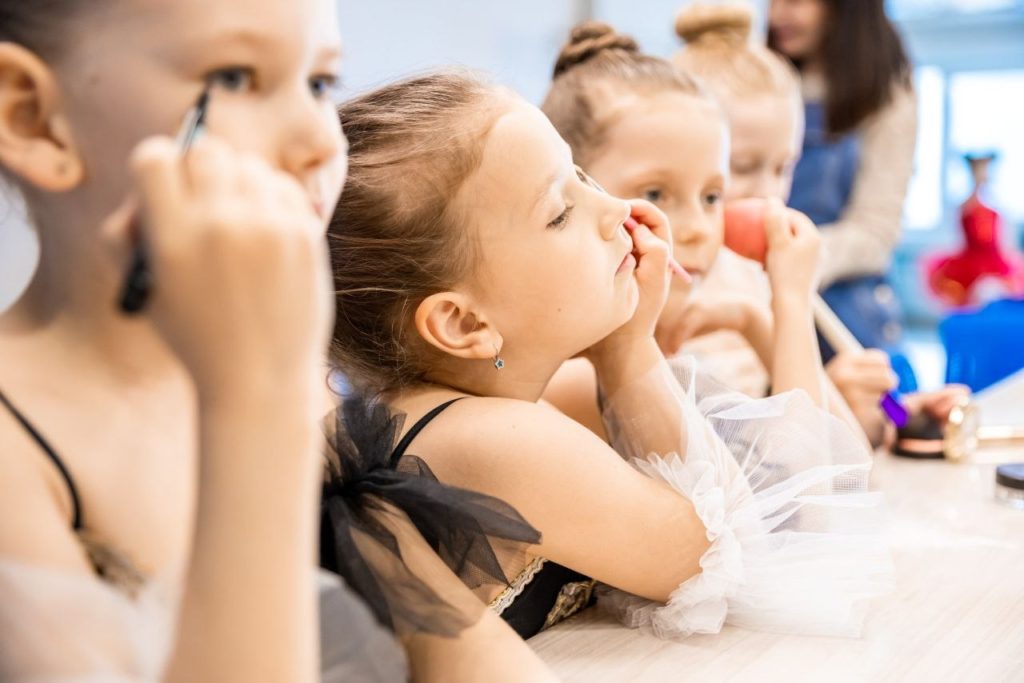 Ученицы готовятся к выступлению
