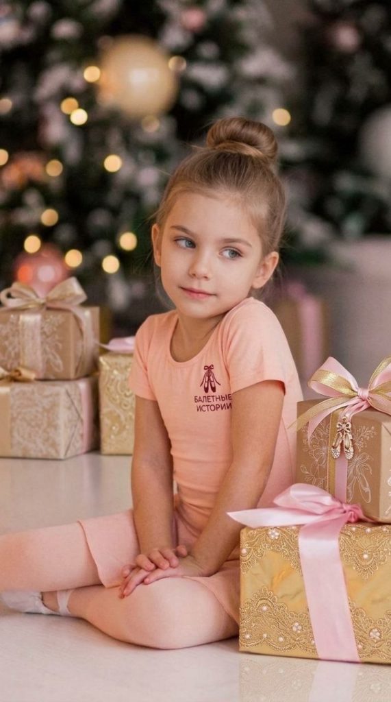 Ученица в форме школы с подарками