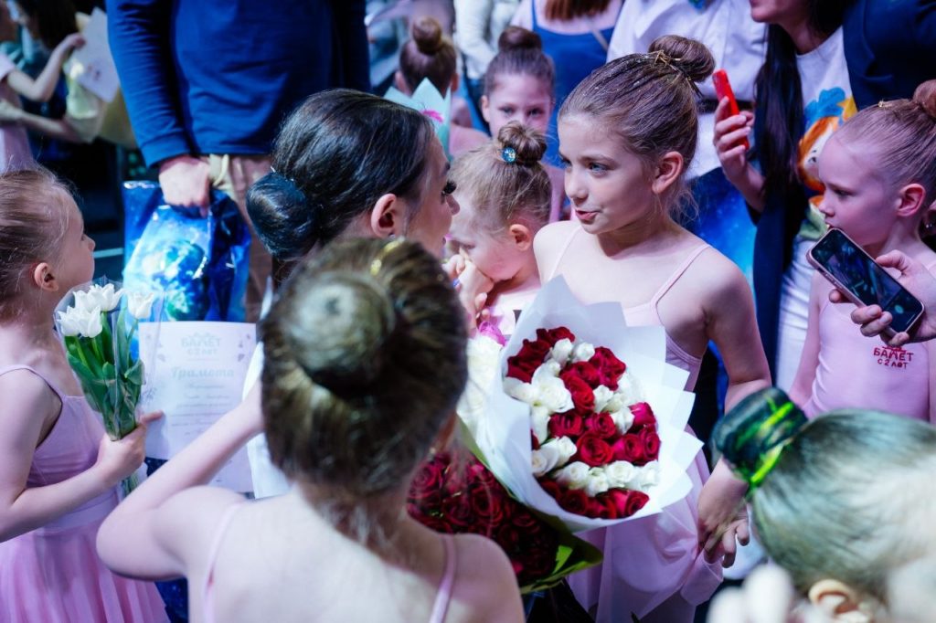 Ученица с цветами после концерта
